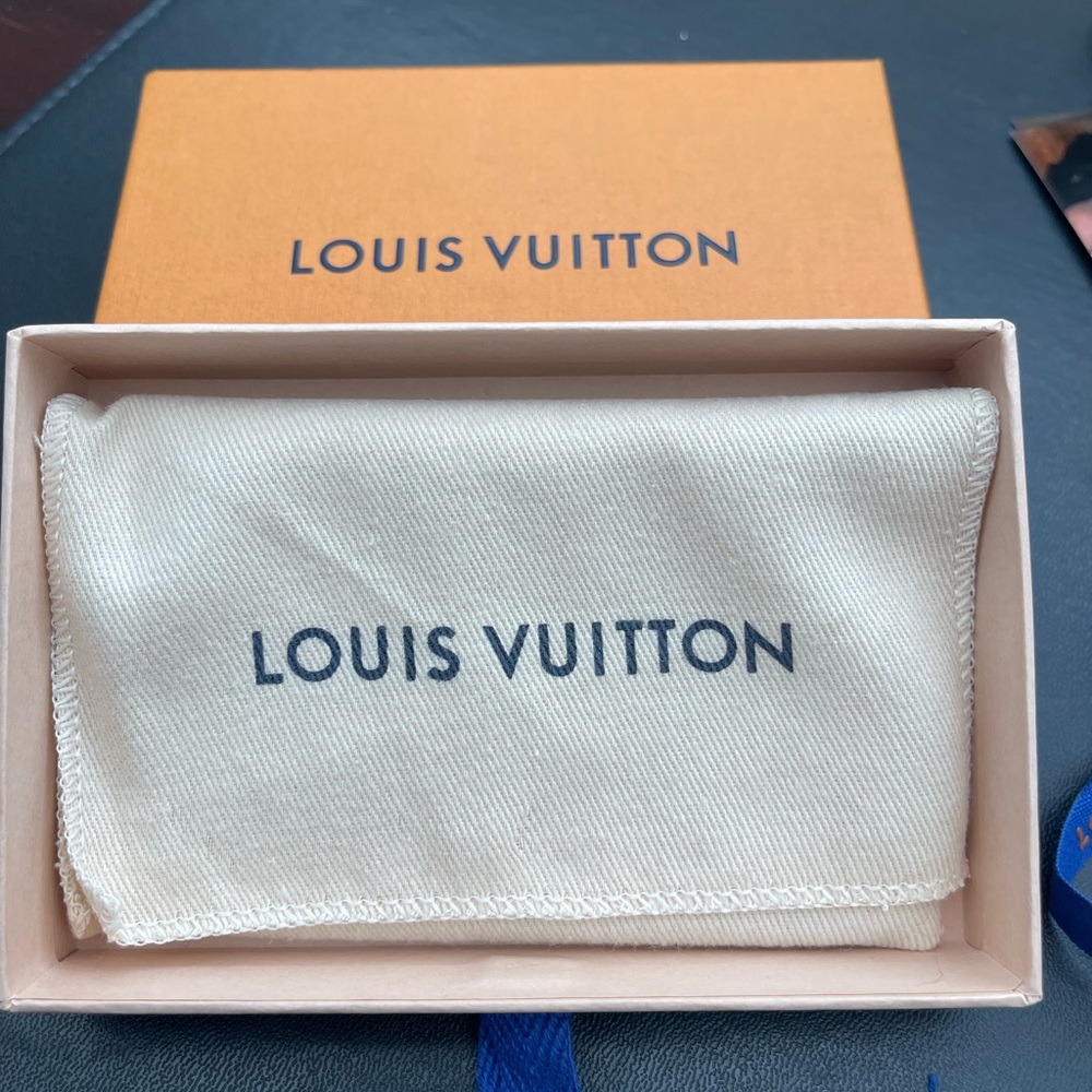 AUTHENTIC LOUIS VUITTON Card holder!!! Brand new